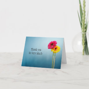 Tarjeta de agradecimiento plegada azul con flores
