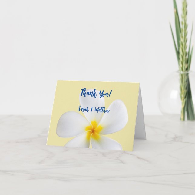 Tarjeta De Agradecimiento Plumeria blanca en amarillo, tropical, floral, (Anverso)