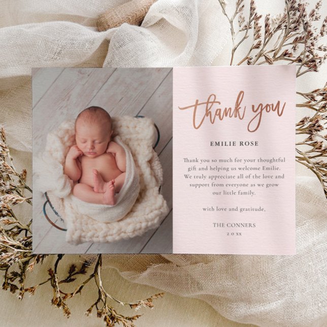 Tarjeta de agradecimiento por foto de bebé de scri (Elegant rose gold script modern baby photo thank you card.)