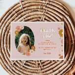 Tarjeta de agradecimiento por foto de Floral Retro<br><div class="desc">¡Da las gracias a tu huésped en estilo retro! El diseño está formado por unas flores silvestres dibujadas a mano, en una paleta de colores bohemias de marrón y terracota, beige, rosa y amarillo. Perfecto para los temas retro y boho fiesta en primavera y verano. La foto y el texto...</div>