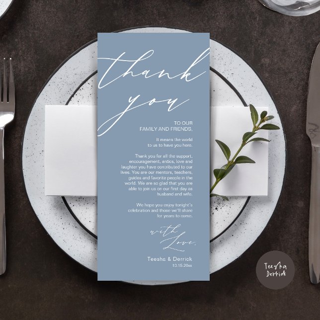 Tarjeta de agradecimiento por la configuración del (Wedding Place Setting Dinner Thank You Card, Modern Romantic Script, in Dusty Blue)