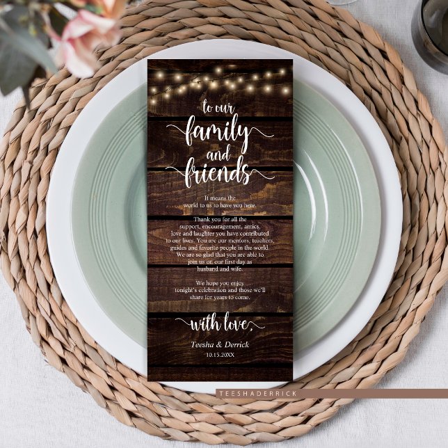 Tarjeta de agradecimiento por la configuración del (Rustic Wedding Dinner Guest Place Setting Thank You Card, in Dark Wood Cottage String Lights Design.)