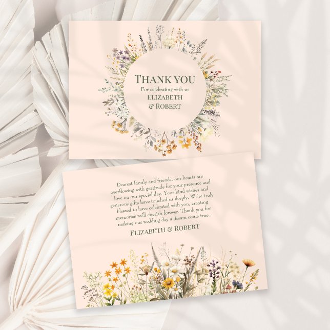 Tarjeta De Agradecimiento Pradera de flores silvestres Peach Fuzz Boda (Peach Fuzz Wildflower Meadow Wedding Thank You Card on a sunny white table with dry palm leaf.)