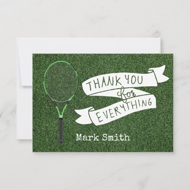 Tarjeta De Agradecimiento Raqueta de tenis sobre césped verde para el jugado (Anverso)