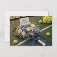 Raqueta de tenis y flores en la cancha