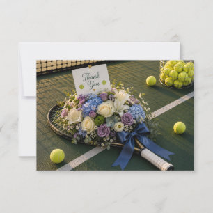 Tarjeta De Agradecimiento Raqueta de tenis y flores en la cancha