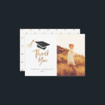 Tarjeta De Agradecimiento Relieve metalizado dorado de Graduación Cap Tassel<br><div class="desc">Personalice esta elegante y moderna tarjeta de agradecimiento con su nombre y foto. Con un gorro de gradación con tassel de oro y un guión moderno de pincel que dice "Gracias" en oro.</div>