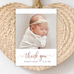 Tarjeta De Agradecimiento Rosa moderno guión de oro simple foto para bebé<br><div class="desc">Elegante y simple caligrafía moderna Rosa Gold Script Tarjeta de agradecimiento para bebé recién nacida. Presenta un hermoso texto de "gracias" en un guión de tipo de letra de tipo de letra cursiva de caligrafía cruzada manuscrita en un falso Relieve metalizado de oro rosa (o Relieve metalizado rosa rubor). Al...</div>