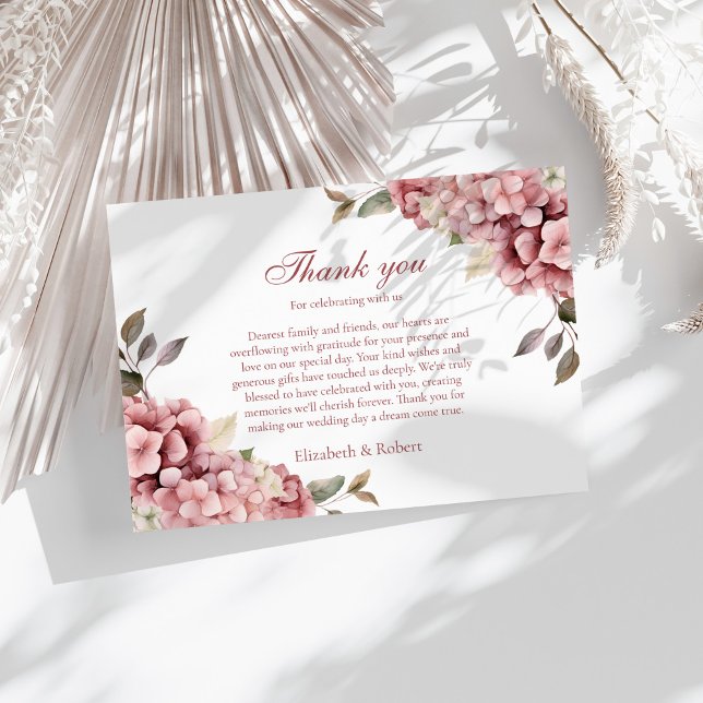 Tarjeta De Agradecimiento Rosa moderno Hidrangea Boda (Modern Dusty Rose Hydrangea Wedding Thank You Card on a sunny table with white dry botanicals.)