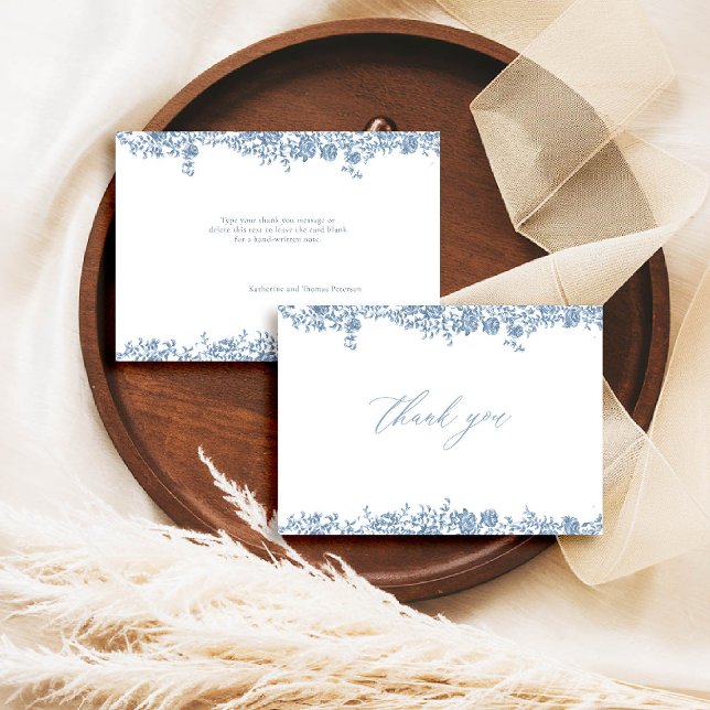 Tarjeta De Agradecimiento Rosas Francesas de Toile Azul Polvoriento Clásico  (dusty blue wedding thank you toile de jouy chinoiserie french vintage floral frame formal modern )
