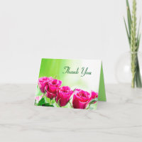 Roses rosas fucsia sobre fondo verde claro