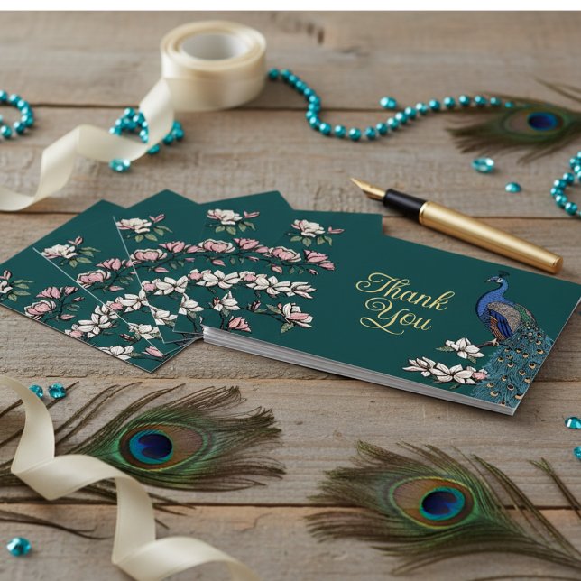 Tarjeta de agradecimiento rustica Verde azulada y  (Elegant Blue Teal Peacock & Magnolia Flowers Thank You Card. Chic Teal Peafowl Card with Gold Foil)