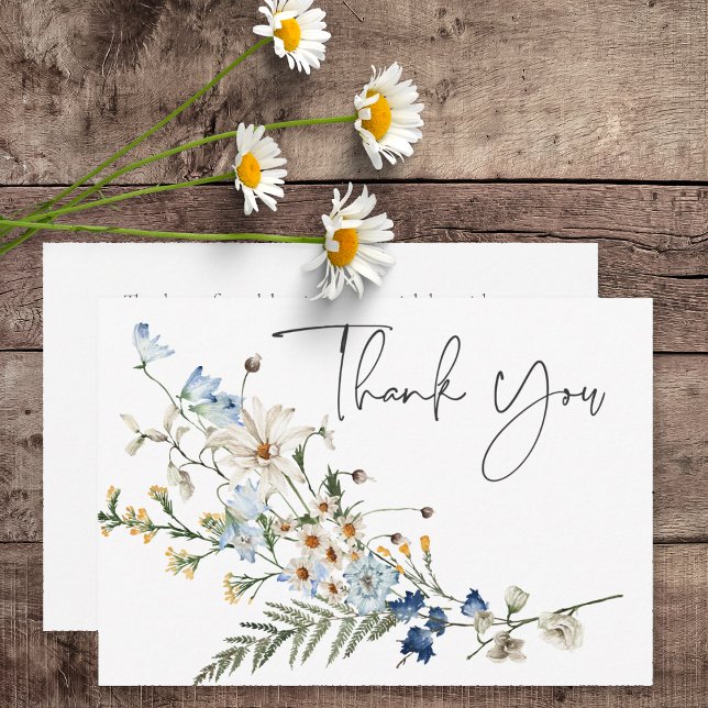 Tarjeta De Agradecimiento Rústico Boda de Flores y Daisies Azul (Rustic Dusty Blue Wildflowers & Daisies Wedding Thank You Card)