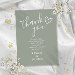 Tarjeta De Agradecimiento Sage Green Baby Shower Script Heart Poem<br><div class="desc">Una moderna tarjeta de agradecimiento minimalista para bebés personalizada con tu mensaje de agradecimiento y nombres,  con un bonito corazón dibujado a mano y una tipografía elegante sobre un fondo verde sabio. Diseñado por Thisisnotme©</div>