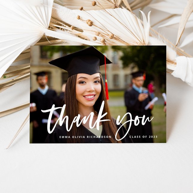 Tarjeta De Agradecimiento Script informal y foto de graduación (Subido por el creador)