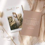 Tarjeta De Agradecimiento Sencilla y elegante escritura de Boda Minimalista<br><div class="desc">Esta simple tarjeta de agradecimiento minimalista de un boda fotográfico será la manera perfecta de agradecer a todos los invitados bodas. Personaliza con una foto boda. Todo el texto de la parte delantera y posterior se puede editar para crear su propio mensaje único.</div>