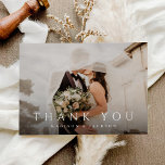 Tarjeta De Agradecimiento Sencilla y elegante foto Boda moderna<br><div class="desc">Esta tarjeta de agradecimiento de boda plana de presupuesto incluye su foto boda completa,  con un elegante superpuesto tipo. Personalizar su boda especial le agradece en la parte posterior,  o quítelo para dejar la parte posterior en blanco por su mensaje de agradecimiento escrito a mano.</div>