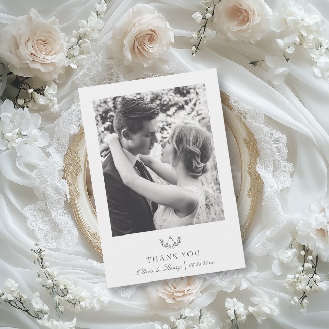 Tarjeta De Agradecimiento Sencilla y gris Boda monograma elegante foto (Elegant thank you card embellished with monogram in silver and a vintage calligraphy script font.)