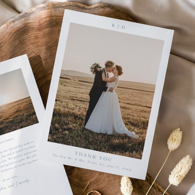 Tarjeta De Agradecimiento Sencilla y turbia foto de matrimonio elegante azul (Simple Monogram Dusty Blue Wedding Photo Thank You Cards.)