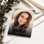 Tarjeta De Agradecimiento Sencillo guión elegante superposición de dos gradu<br><div class="desc">Exprese su gratitud con nuestra tarjeta de agradecimiento de elegancia simple de guiones superpuestos de dos graduaciones de fotos. Esta hermosa tarjeta presenta un sencillo pero elegante guión de caligrafía con dos fotos de graduados. Perfecto para mostrar su aprecio a los amigos y familiares que asistieron a su graduación o...</div>