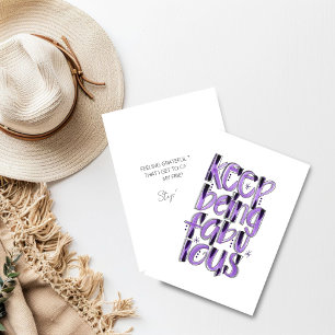 Tarjeta De Agradecimiento Sigue siendo fabuloso con letras a mano en púrpura