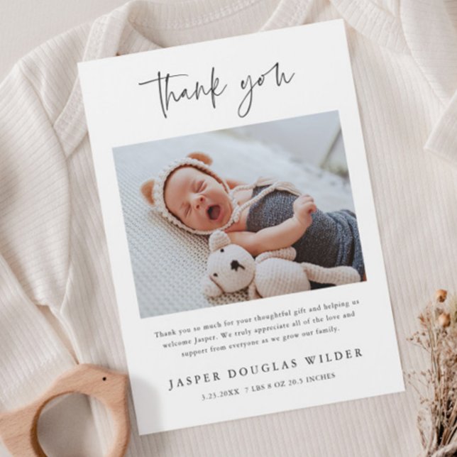 Tarjeta de agradecimiento simple de foto de bebé c (Simple modern script baby photo thank you card announcements.)