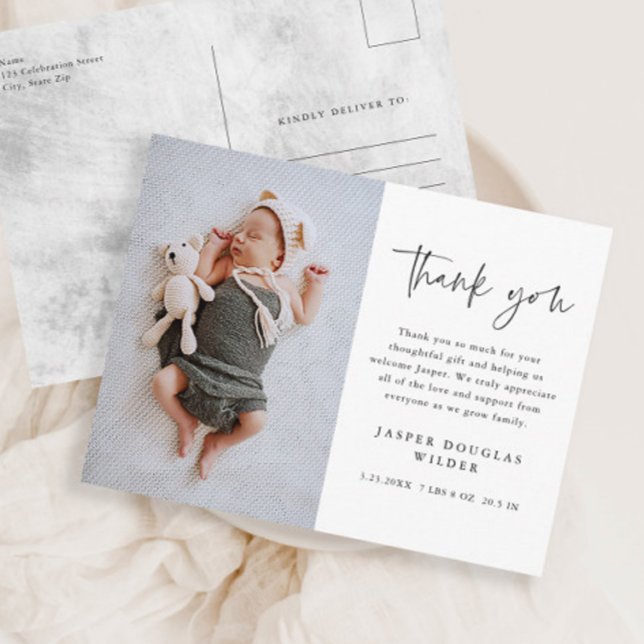 Tarjeta de agradecimiento simple de foto de bebé c (Modern script simple black and white baby photo thank you note postcards.)
