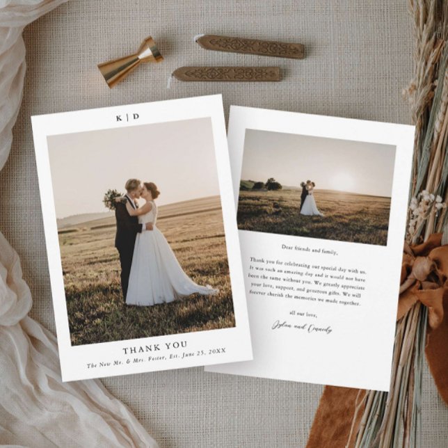 Tarjeta De Agradecimiento Simple foto de matrimonio elegante en blanco y neg (Simple minimalist black and white wedding photo thank you card.)