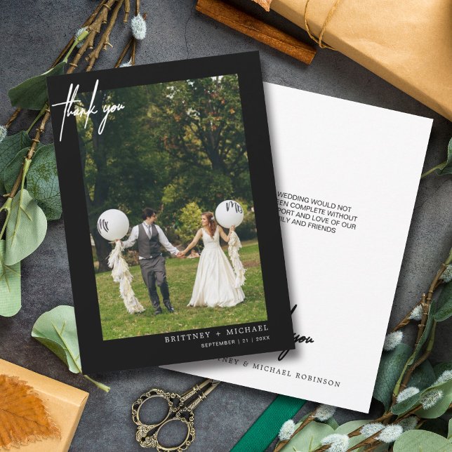 Tarjeta de agradecimiento simple manuscrita negra  (Modern elegant hand written wedding thank you card for the minimalistic bride.)