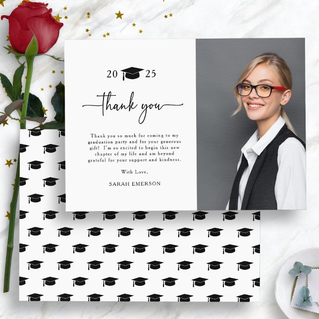 Tarjeta de agradecimiento simple para graduado (Simple Graduate Photo Thank You Card by Painted Paperie
)