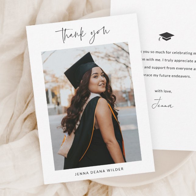 Tarjeta De Agradecimiento Simple Script Graduación en Blanco y Negro (Modern script simple black and white graduation photo thank you card.)