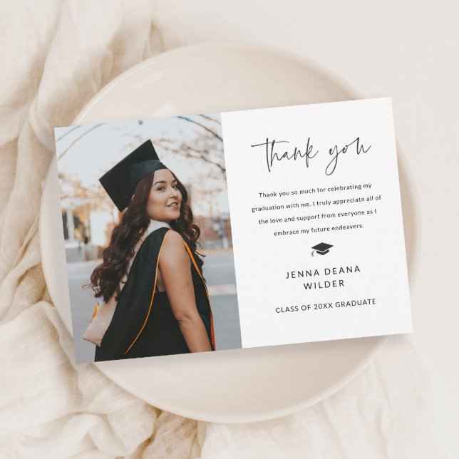 Tarjeta De Agradecimiento Simple Script Graduación en Blanco y Negro (Simple modern black and white graduation photo thank you card.)