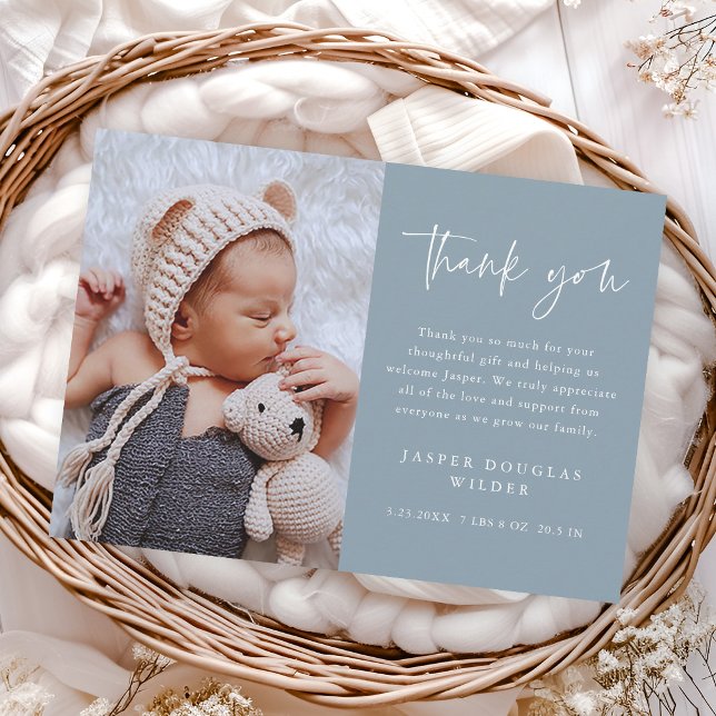 Tarjeta De Agradecimiento Simple Script Polvo Azul Niño Foto de bebé (Modern script dusty blue boys baby photo thank you cards.)
