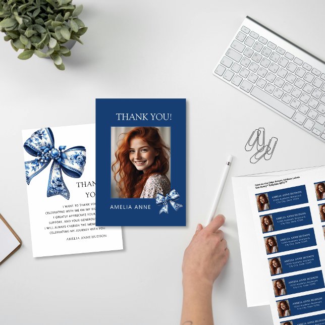 Tarjeta De Agradecimiento Stylish Trendy Blue Bows Graduation Photo (Subido por el creador)