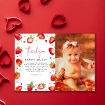Tarjeta De Agradecimiento Sweet Berry First Birthday Photo Fiesta<br><div class="desc">Difunde felicidad con nuestro dulce cumpleaños de berry gracias a las tarjetas! Estas encantadoras tarjetas son la manera perfecta de completar la celebración de cumpleaños de tu pequeña. Decoradas con hermosas fresas acuáticas y una salpicadura de corazones rojos y rosados, estas tarjetas tienen una plantilla fácil de usar para su...</div>