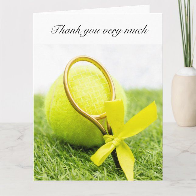 Tarjeta De Agradecimiento Tenis con raqueta y bolas sobre hierba verde (Anverso)