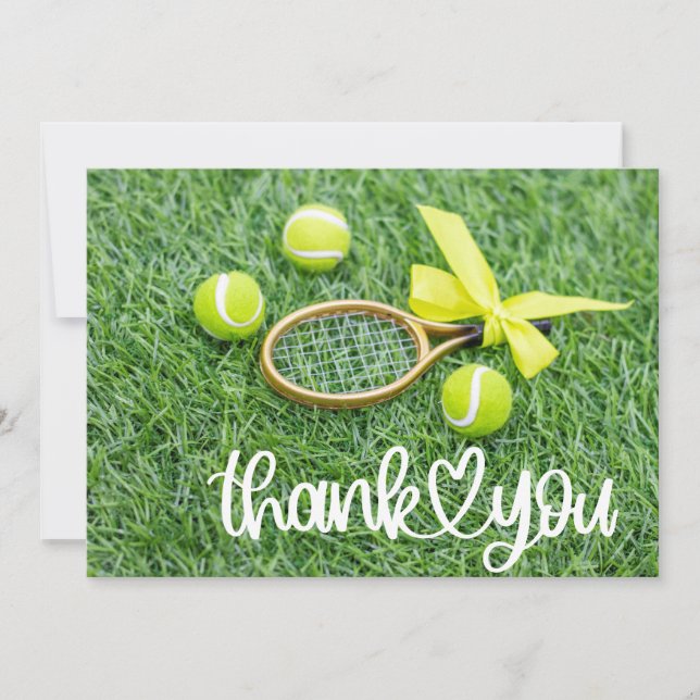 Tarjeta De Agradecimiento Tenis con raqueta y bolas sobre hierba verde (Anverso)