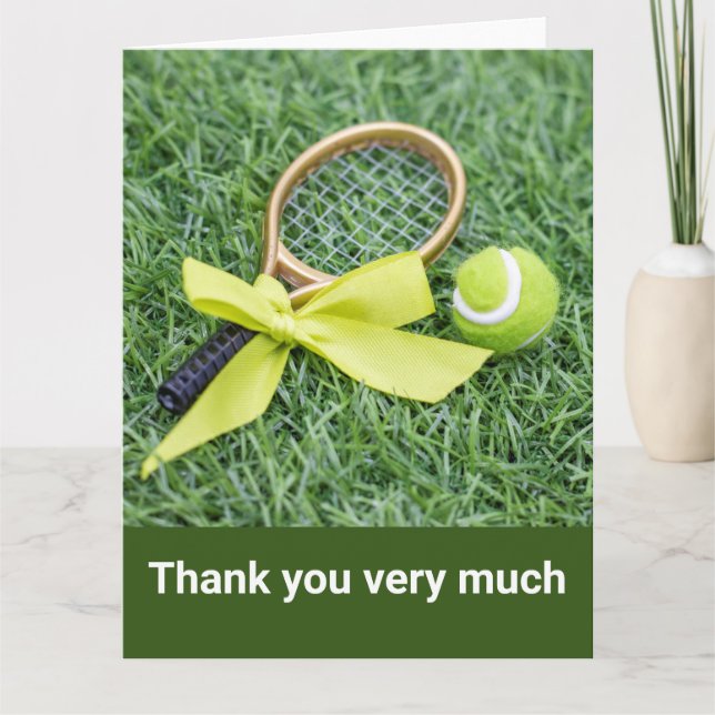 Tarjeta De Agradecimiento Tenis con raqueta y bolas sobre hierba verde (Anverso)