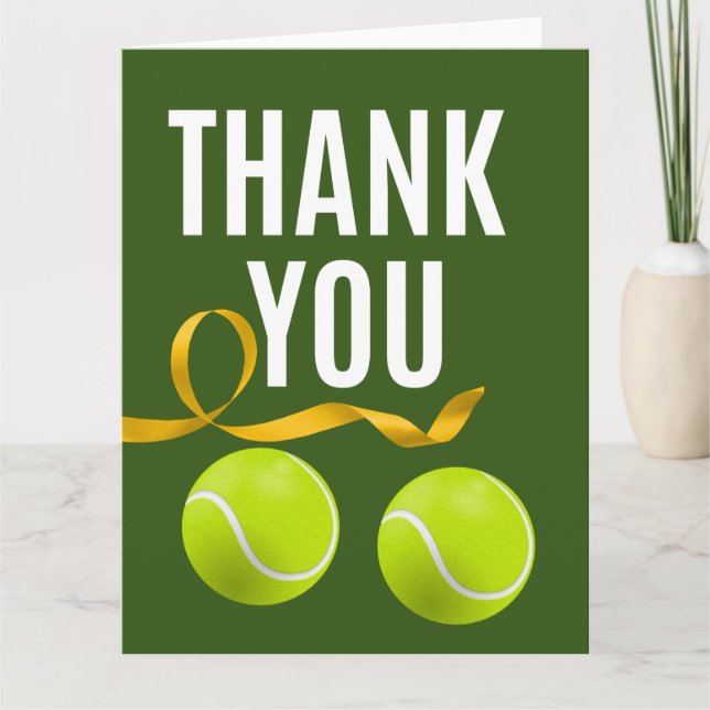 Tarjeta De Agradecimiento Tenis con raqueta y bolas sobre hierba verde graci (Anverso)