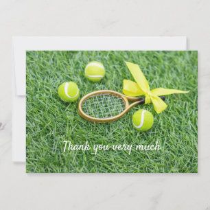 Tarjeta De Agradecimiento Tenis con raqueta y pelotas en hierba verde
