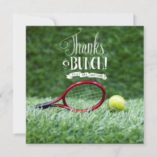 Tarjeta De Agradecimiento Tenis con raqueta y pelotas en hierba verde