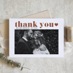 Tarjeta De Agradecimiento Terracotta Retro Negrita Tipografía Boda de fotogr<br><div class="desc">Exprese su gratitud con estilo con nuestra tarjeta de agradecimiento de nuestro boda de fotos de personalizable, que presenta tipografía retro en terracota. Este boho diseño combina la nostalgia con un toque moderno, lo que lo convierte en la forma perfecta de agradecer a sus huéspedes por compartir en su día...</div>