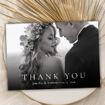 Tarjeta De Agradecimiento Tipografía moderna Boda de fotografía en blanco y<br><div class="desc">Tarjeta de agradecimiento a la tipografía Minimalista moderna en blanco y negro, un Boda fotográfico. Simple y elegante plantilla de boda de agradecimiento con una foto horizontal completa en el frente con el texto "Gracias" tipografía en serif sobre la imagen.Al revés mensaje de agradecimiento hecho previamente. Fácilmente para personalizar tu...</div>