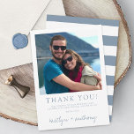 Tarjeta De Agradecimiento Tipografía moderna Boda minimalista azul turbio<br><div class="desc">Diga gracias con estilo con estas modernas y muy modernas fotos de boda gracias a las tarjetas. El diseño es fácil de personalizar con tu propia foto y redacción y tu familia y amigos estarán encantados cuando reciban estas fabulosas gracias. Se pueden encontrar elementos coincidentes en la colección.</div>