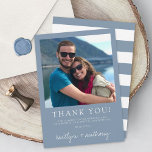 Tarjeta De Agradecimiento Tipografía moderna Boda minimalista azul turbio<br><div class="desc">Diga gracias con estilo con estas modernas y muy modernas fotos de boda gracias a las tarjetas. El diseño es fácil de personalizar con tu propia foto y redacción y tu familia y amigos estarán encantados cuando reciban estas fabulosas gracias. Se pueden encontrar elementos coincidentes en la colección.</div>