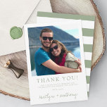 Tarjeta De Agradecimiento Tipografía moderna Sage Green Minimalista Boda<br><div class="desc">Diga gracias con estilo con estas modernas y muy modernas fotos de boda gracias a las tarjetas. El diseño es fácil de personalizar con tu propia foto y redacción y tu familia y amigos estarán encantados cuando reciban estas fabulosas gracias. Se pueden encontrar elementos coincidentes en la colección.</div>