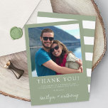 Tarjeta De Agradecimiento Tipografía moderna Sage Green Minimalista Boda<br><div class="desc">Diga gracias con estilo con estas modernas y muy modernas fotos de boda gracias a las tarjetas. El diseño es fácil de personalizar con tu propia foto y redacción y tu familia y amigos estarán encantados cuando reciban estas fabulosas gracias. Se pueden encontrar elementos coincidentes en la colección.</div>