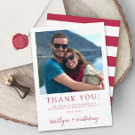 Tarjeta De Agradecimiento Tipografía moderna Viva Magenta Foto Minimalista<br><div class="desc">Diga gracias con estilo con estas modernas y muy modernas fotos de boda gracias a las tarjetas. El diseño es fácil de personalizar con tu propia redacción y tu familia y amigos estarán encantados cuando reciban estas fabulosas gracias. Se pueden encontrar elementos coincidentes en la colección.</div>