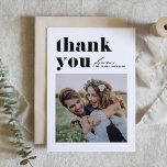 Tarjeta De Agradecimiento Tipografía retro negra Boda fotográfico moderno<br><div class="desc">Envía una sincera apreciación con nuestra tarjeta de agradecimiento de nuestro boda de fotos de personalizable, diseñada para combinar maravillosamente la tipografía retro audaz con un elegante guión manuscrito. Esta tarjeta ofrece una manera única y elegante de expresar su gratitud a los invitados que celebraron su día especial. Personaliza la...</div>