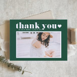 Tarjeta De Agradecimiento Tipografía retro negrita Graduación de fotografía<br><div class="desc">Envíe gracias con esta tarjeta plana de agradecimiento a la graduación de la foto del personalizable. Presenta una tipografía retro audaz y un corazón sobre un fondo verde esmeralda. Esta tarjeta de agradecimiento de graduación fotográfica será perfecta para cualquier tema de graduación. Personalice agregando su foto favorita.</div>
